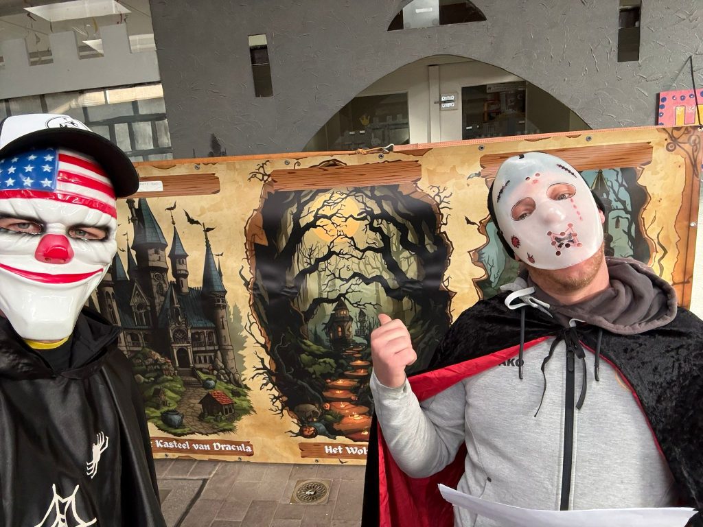 Monitoren verkleed voor Halloween bij het griezelparcours