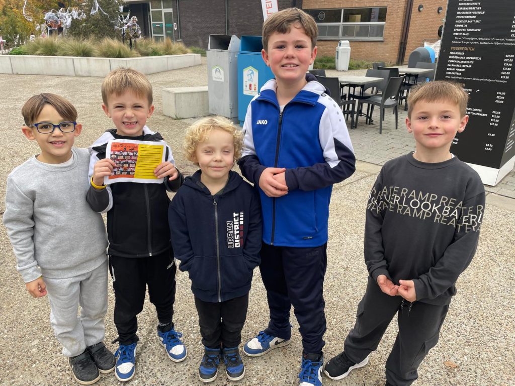 Kinderen met Halloween bingokaart