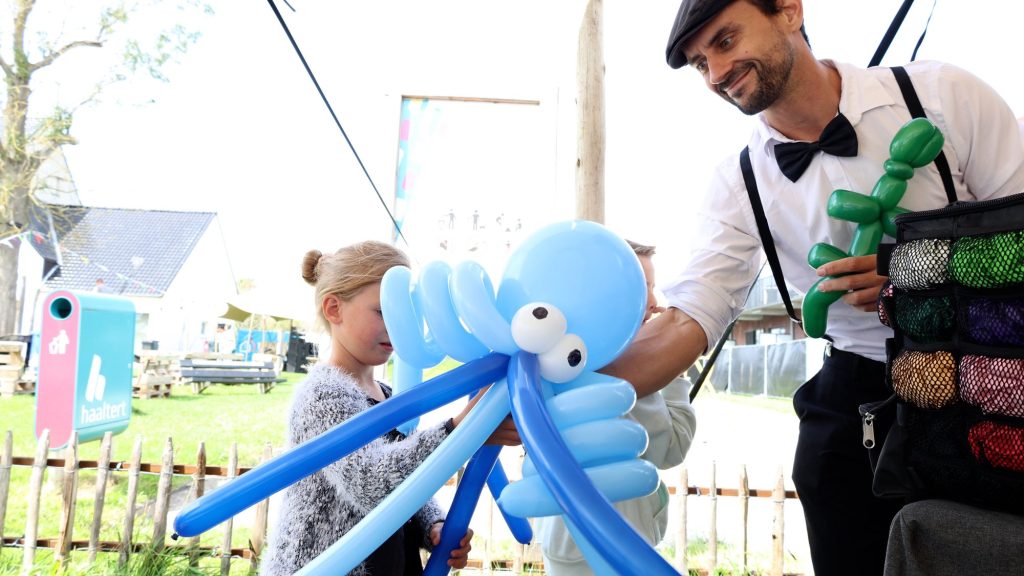 Ballonplooier maakt figuren in de kidscorner