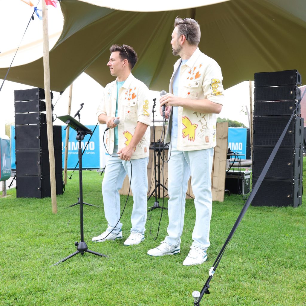 Coverband speelt live op het festivalterrein